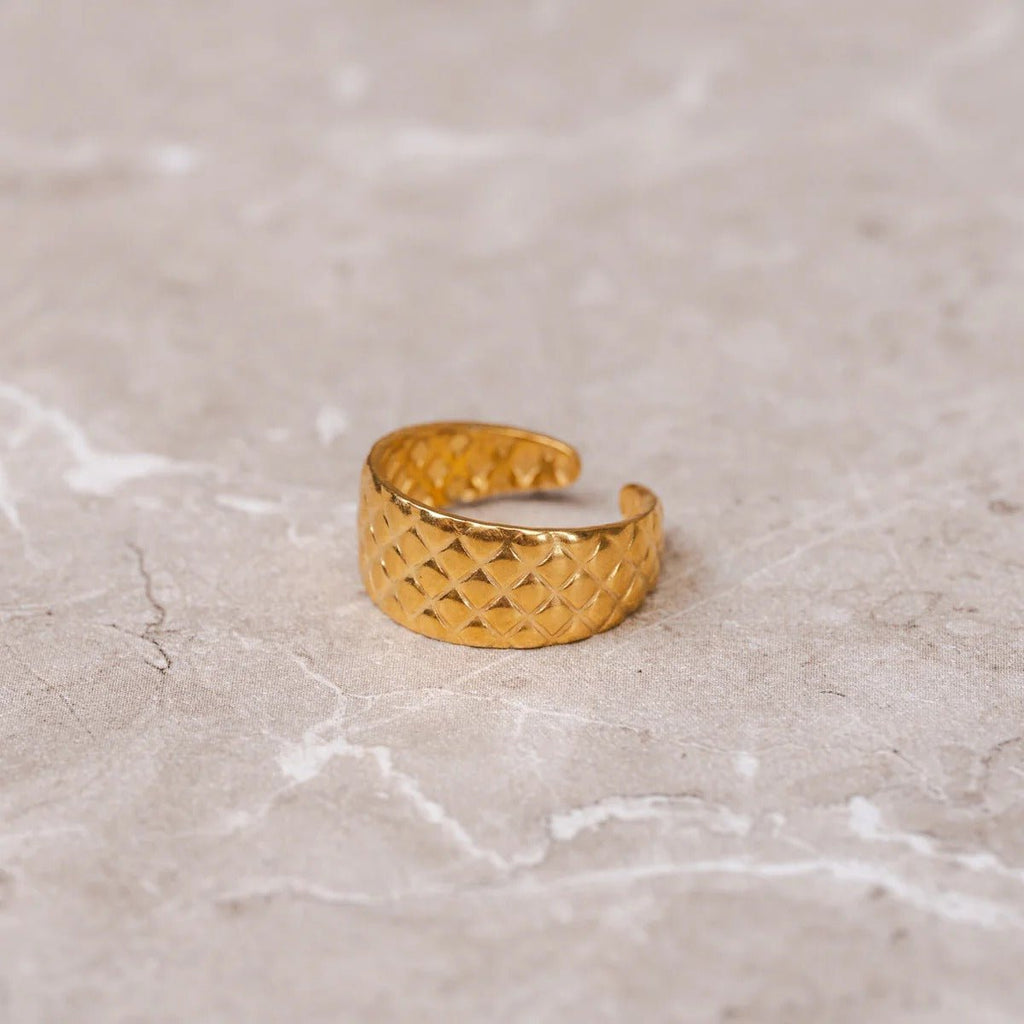 Luxurious Adjustable Ring Plated in 18K Gold