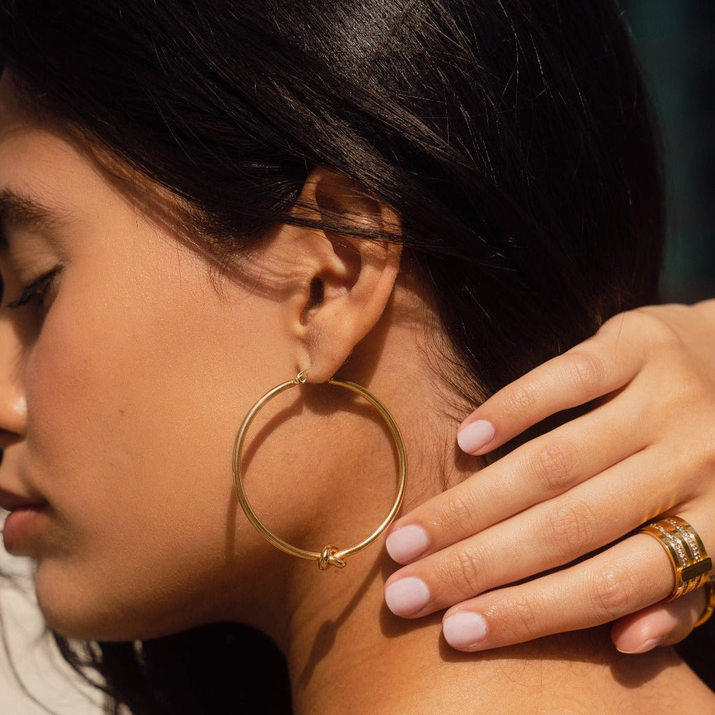 Central Knot Hoop Earring Plated in 18K Gold