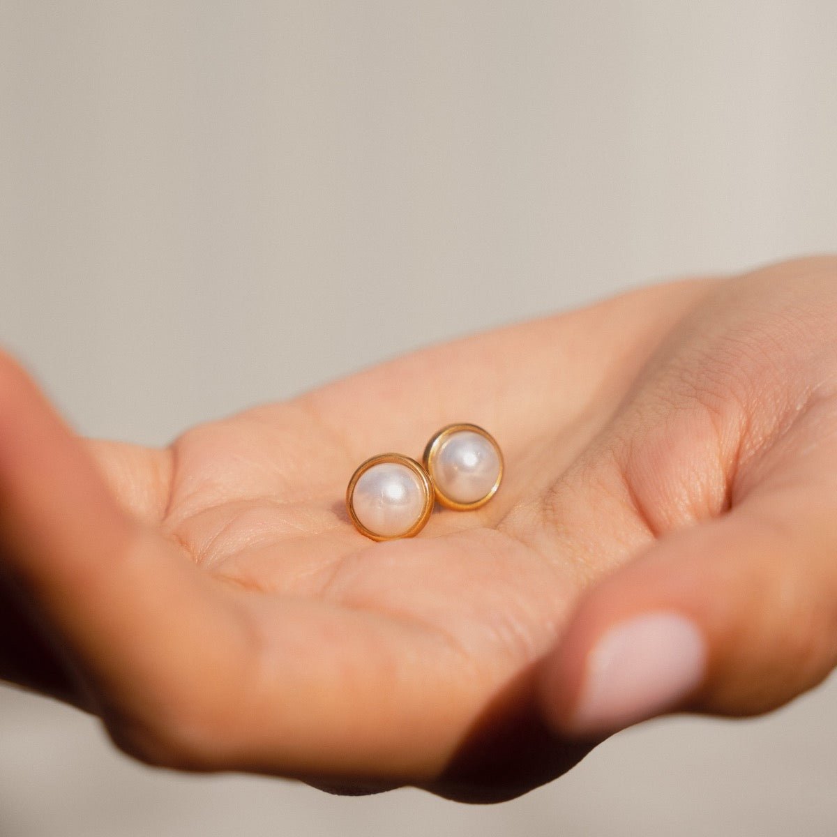 Solitary Pearl Earring Plated in 18K Gold