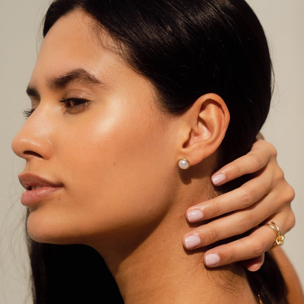 Solitary Pearl Earring Plated in 18K Gold